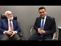 مذيع الجزيرة مباشر يقُبل رأس الدكتور عمر عبدالكافي -Views : 3
