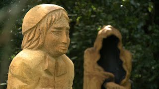 Dřevěné sochy připomínají upálení děkana Lautnera