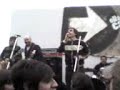 No lejos - ella es tan cargosa No lejos - ella es tan cargosa