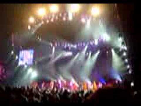 Shakira - Hips Don't Lie (live at Datch Forum - Milano)