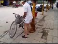 Pes namiesto zámku na bicykel