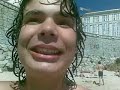 en la playa cantando: