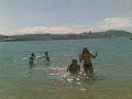 en la playa cantando: