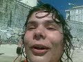 en la playa cantando: