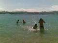 en la playa cantando:lola