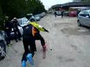 sci nel parcheggio   
