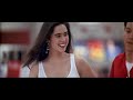 Jennifer Connelly patinando