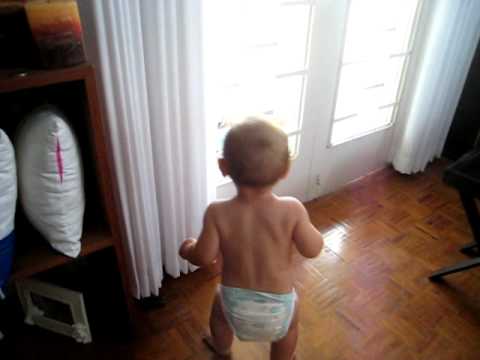 Tomás a explorar a casa - cadé o stimp? / Exploring the house..where is the dog??
