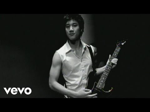 julia - Music video by Leehom Wang performing Julia. (P) 1999 Sony Music Entertainment (Taiwan) Ltd.