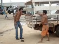 Briga no posto de gasolina engraçada