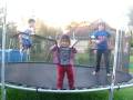 videos de Michael Lagunes, Adrian Cruz, and Mikaela Lagunes: trampoline tricks