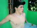 virando copo de cerveja