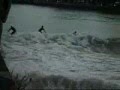 Surfen op de rivier van San Sebastian