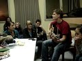 Pendant la fête Erasmus, Michael donne un concert avec ses compatriotes.