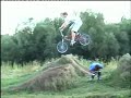 Cazzone in BMX che si frulla le palle saltando da un trampolino