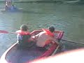 Bote jugando softbol
