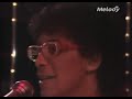 paroles : 
mais toutes les chansons
racontent la m�me histoire.
il y a toujours un gar�on,
et une fille au d�sespoir.
elle l'appelle
et il l'entend pas.
il voit qu'elle
mais elle ne le voit pas.

on en a fait des films
et des trag�dies divines.
de cette situation
des rocks et du spleen.
m�lodie qu'on entend partout
oh i need you baby
i need you baby
baby yes i do

c'est toujours 