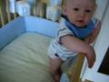 Romain se tient debout - 6 mois.