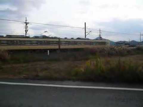 第三松岡踏切そばで撮る列車