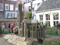een kat gebruikt de sculptuur van zand, die van de dom van utrecht is gemaakt,als ��n grote kattenbak. 
a cat is using de sculpture of sand of the dom of utrecht as one big cat box.
the music is of michel macias