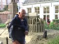 een kat gebruikt de sculptuur van zand, die van de dom van utrecht is gemaakt,als ��n grote kattenbak. 
a cat is using de sculpture of sand of the dom of utrecht as one big cat box.
the music is of michel macias
