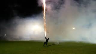 Kaczor odpala fajerwerki na Boisku do piłki nożnej....