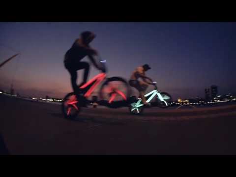 bmx - Mark Vos en Boy Janssen rocken in Rotterdam met hun verlichte BMX. Jackie Chan style. Don't try this at home :)