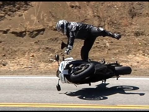 highside - Rider was uninjured other than a little road rash. Head hit hard enough to split helmet.Location Mulholland Highway near Malibu, CA オートバイのクラッシュ Motorcykel 摩托...