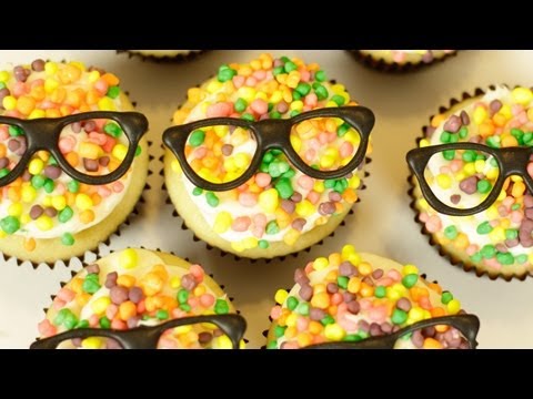 make - Happy New Years! Today I made champagne cupcakes to celebrate the new year! I really enjoy making nerdy themed goodies and decorating them. I'm not a pro, bu...