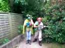 en pleinne action dans les buissons