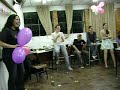 Roberta e Mariazinha estourando bal�es