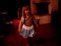 Maja l�r sig dansa cheerlading
