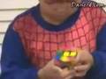 A amazing kid solving rubik's cubic