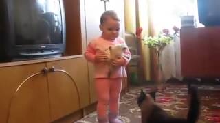 anne kedi yavrusunu istiyor ama bebek bırakmaya niyeti yok