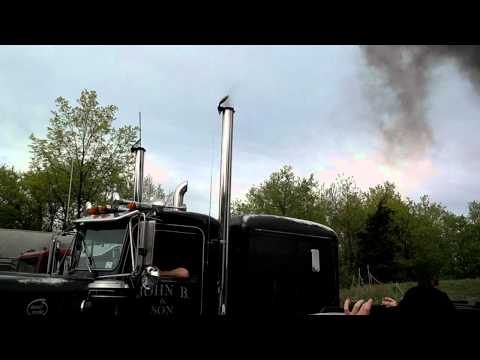 8v92 - My best friend's w900 KW with an 8v92T.He was having a little fun puffing some black smoke and using the Jake Brake.