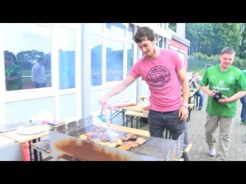 Grillmeister Garcia löst Wettschulden ein