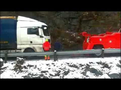 grøfta - Eit utanlandsk vogntog køyrte i grøfta tidleg om morgonen 19. november 2013, og sperra vegen i fem timar. Trekkvogna var registrert i Polen medan hengaren va...
