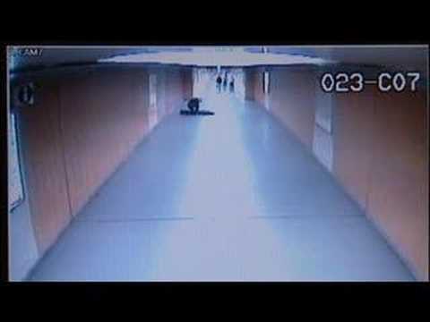 slaan - Daniël, een 48-jarige man uit Watermaal-Bosvoorde, vecht in het Sint-Lucasziekenhuis voor zijn leven. Hij werd er in coma binnengebracht na een brutale aanra...