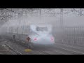 雨しぶきを撒き散らして疾走する山陽新幹線 新幹線
