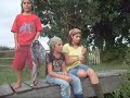 irmine, tiziri, juliette et tristan. en descendant la vieille autize : la barche, la grande bernegoue, le pont de l'ouillette et la s�vre niortaise, les �cluses de bazoin. maillezais, maill�, damvix, la ronde, saint-hilaire la palud (marais poitevin, vend�e, charente maritime). musique de schubert (par sonia wieder-atherton & imogen cooper).