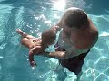 bebe aprendiendo a nadar