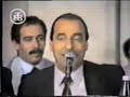 Tale3 Hamdan - Nasreen - 7aflet Kuwait- نـسريــن بُـكـرا تـعـي عـالـوعـد يـا نـسـريــن وشـوفـي بـنـومـِك انـا الـلـيـله اذا غــفـيــتـينـاطِـر ع بـاب الأمـل قــلـو لـصـوتِــك مـيــن وأسـمـع تـقـولـي أنــا بسـحـري الـبـريـجـيـتـيوفـوتـي يـا عُـمـري اقـعــدي وشـفـافِــك الـحـلويـن بـكــلمـة بحـبّــك انـا تـبـلــش بـتـفـتـيـتـيت يـروح خـبـزي لِـكي فـتـافـيـت مـشـتـاقــيـن وحَـوْض الـربـيـع الـطفــل يـاكـل فـتـافـيـتـيوبَـلـكي سخـنـتي وعَـبَـق ع خـدودِك الـتـلـويـن ونـمـتي ومـثـل الفـجـر مـن نـومِـك وعــيــتيبـيـن الـورود الـ بقـو أيــام عَـطـشـانـيــن يــا رَيـت بـسخُــن أنـا وبـشـوفِــك شـفـيــتيوقـومي ع جَــنبي اسـهـري وخـلي الغـصون تــلـيــن وإحـكي بـثـمّـي اذا بلــهفــاتـِك حــكــيـتيوكــل ما بـكــيـتي الـي دمـعـات شـعـلانـيــن أشـرَب دمـوع الـنـدي مــن ويــن مـا بــكــيتـيوكـيـف الــمُـلحّـن مِـشـي بـداخــلو الـتـلحـيـن الـتـنمـيـل فـيّـي مِـشي بـشعُـر اذا مـشـيـتـيتـخـمـيــن أمِّـك لـهـا عَـيـنـيـن نعــسانـيــن وأنـتـي زغــيـره بنـَعَـس نـظراتــها ربـيـتـينــسريــن نـادي ارجـعــو ولا تـهـربـو يـا ســنيــن لاحِـق يــا تـخـت الــورد تـتـصيــر تـتـخــيـتيوعـالأرض نِـمـشـي مـثـل حَـطــاب هـالـمـسـكـيـن بَـردان بـاقــي مـعــو قـشـه بـكـبـريـتـهللـبـرد قـبـلـو تـعـي بـريـحــة ورق تــشــريــن وبـعــطـر أوّل شِـتــي طــلي ع تـشـتـيـتـييــا بـقـول جــيــتي نـدي وزهــور وحــساســيــن يــا بـقــول عــزّي انــتـهى وعــالــوعــد مــا جـيـتــي