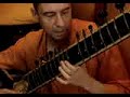 Arnaldo tocando a C�tara Indiana