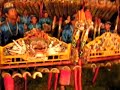 このスアールアグンの演奏は、14台のジェゴグのアンサンブルとなっています。これが２つのグループに分かれており、互いに音を打ち合います。これを「ムバルン」と呼び、まさに音の格闘技状態を生み出します。またこの両者の音のぶつかりあいがあるからこそ、ジェゴグ独特のバイブレーションが生まれるのです。
