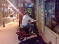 seb sur son scooter rouge nous fait la r�plique du scooter dor� de vincent lagaf