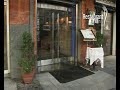 El Restaurant Sorrento presenta su amplia y elaborada carta de pastas y pescados frescos donde se destacan las recetas de tradición, la calidad de los platos, el servicio y el cuidado del producto.Se destacan en la carta gastronómica los pescados frescos y mariscos: Abadejo Margarita (fumé de pescado, camarones, mejillones, langostinos, champignones y terrina de verduras); Salmón Rosado Caprese (con tomate, albahaca, mozzarella gratinada, pomodoro y papas al natural) y la Merluza Negra en Salsa Verde (con arvejas y papas al natural). También sobresalen el Pulpo a la Gallega, las Ostras Frescas y los Langostinos Sorrento con papas rejilla. En cuanto a pastas, el chef recomienda Linguini Alla Bolognesa (daditos de lomo en salsa de tomate) y los Ravioli Neri Alla Checca (concasé de oliva, tomate, albahaca, ajo). Son imperdibles las paellas y risottos.