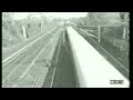 Se salva de dos trenes juntos