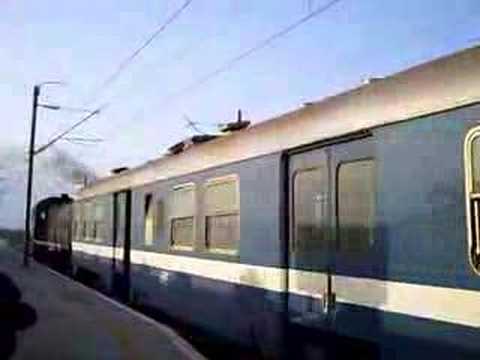 DK The Diesel - SNCFT Diesellok 040-DK-93 bei der Ausfahrt Mahdia ZT ( Tunesien / Métro du Sahel ) mit Wendezug SNCFT Diesel 040-DK-93 leaving Mahdia ZT station on a push-pu...