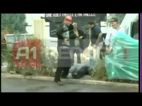ndreca - Drejt ketij akti ekstrem ka arritur kryetari i grevës se urisë te ish te burgosurve politike, Gjergj Ndreca, ne ditën e 17 te ngujimit. I lyer me benzine, ai...