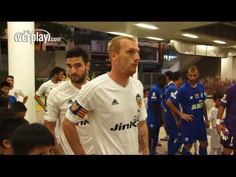 Valencia CF: Cientos de valencianistas vibran en el estreno del 'Kit Recopa' Valencia CF: Cientos de valencianistas vibran en el estreno del 'Kit Recopa'